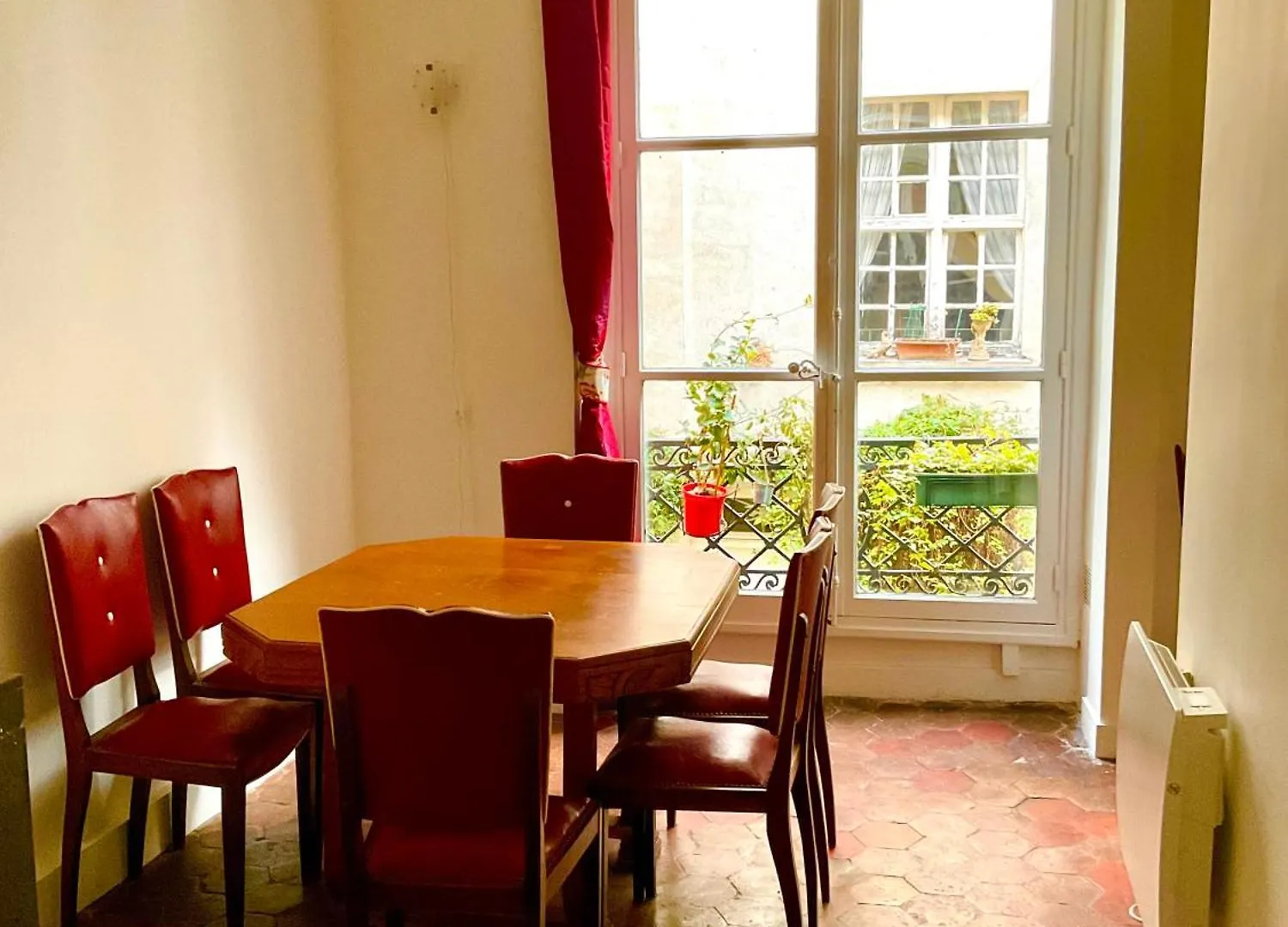 Bel Appartement Ancien Sur Cour Verdoyante Paris France